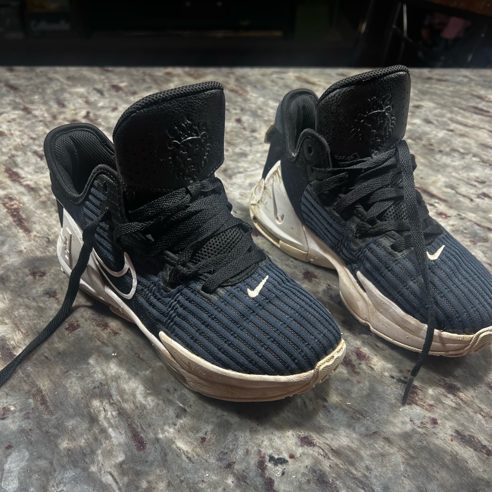 Nike LeBron witness VI